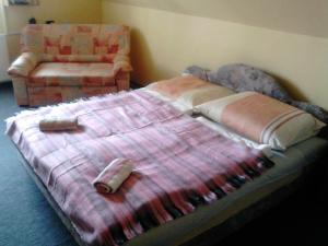 Postel nebo postele na pokoji v ubytování Lilla Apartman