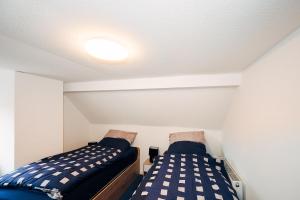 two beds sitting next to each other in a room at Ferienwohnung am Lindbruch in Niederkrüchten