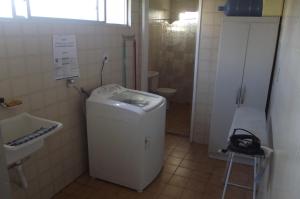 マセイオにあるBraga Apartamento Temporada Maceióの洗濯機と洗面台を備えた小さなバスルーム +19枚の写真