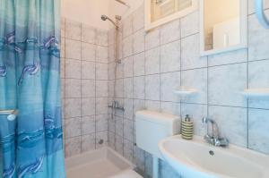 Koupelna v ubytování APARTMAN NEVEN + 5 fotografií
