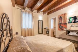 una camera con un grande letto di Piccola Venezia Room a Chioggia