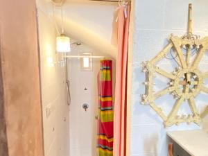 La salle de bains est pourvue d'une douche et d'un rideau de douche. dans l'établissement Via Giusti Tre, à Sannicola