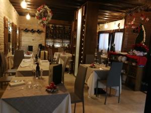 una sala da pranzo con tavoli e sedie bianchi di Piccola Venezia Room a Chioggia