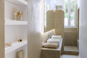 une salle de bain avec un lavabo et un miroir dans l'établissement Bord de mer, magnifique appartement de 150m2 avec jardin, à Marseille 28 autres photos