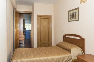 クリェラにあるMar y Montaña, 2º-18の小さなベッドルーム(ベッド1台付)、廊下が備わります。