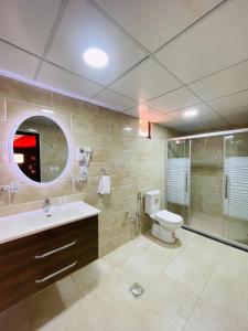 y baño con aseo, lavabo y ducha. en Rum Magic Nights en Wadi Rum