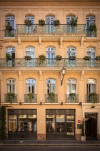 um edifício com muitas janelas e plantas em Hotel Albert 1er em Toulouse