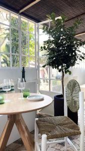 einen Tisch und Stühle mit einem Baum in einem Zimmer in der Unterkunft Le Cigalon in Le Beausset