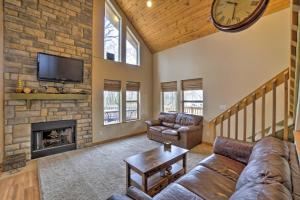 een woonkamer met een bank en een open haard bij Spacious Buckeye Lake Home with Hot Tub and Fire Pit! in Buckeye Lake