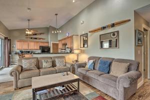 Χώρος καθιστικού στο Osage Beach Condo with Lake of the Ozarks Views