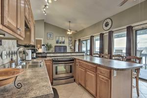 Lake of the Ozarks Views Osage Beach Condo!的厨房或小厨房