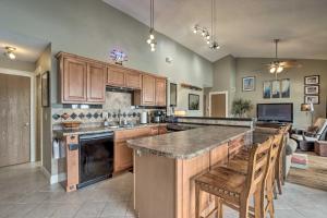 Lake of the Ozarks Views Osage Beach Condo!的厨房或小厨房