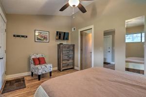 Lake of the Ozarks Views Osage Beach Condo!客房内的一张或多张床位