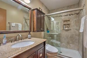 Lake of the Ozarks Views Osage Beach Condo!的一间浴室