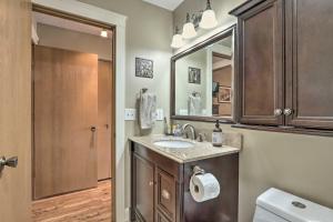 Lake of the Ozarks Views Osage Beach Condo!的一间浴室