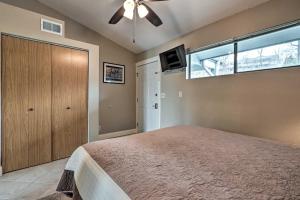 Lake of the Ozarks Views Osage Beach Condo!客房内的一张或多张床位