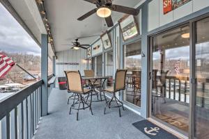 Lake of the Ozarks Views Osage Beach Condo!的阳台或露台
