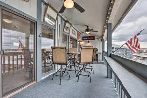 欧塞奇比奇Lake of the Ozarks Views Osage Beach Condo!的阳台上带桌椅的餐厅