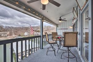 Lake of the Ozarks Views Osage Beach Condo!的阳台或露台