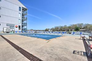 欧塞奇比奇Lake of the Ozarks Views Osage Beach Condo!的一座大楼前空的排球场