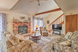 ein Wohnzimmer mit einem Sofa und einem Kamin in der Unterkunft Secluded Poconos Home with Decks about 1 Mi to Lake in Jim Thorpe