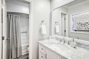 Koupelna v ubytování Bright Sunset Beach Condo with Golf Course View + 23 fotografií