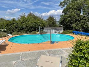 una gran piscina en una terraza de madera en “SPArisio” CASA IN SASSO CON PISCINA E CAMPO DA TENNIS, en Lama
