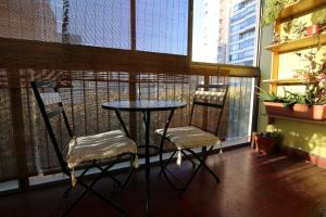 un tavolo e 2 sedie sul balcone di Departamento en Viña del mar a Viña del Mar