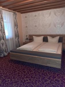 Säng eller sängar i ett rum på Landhotel Fuchsbau