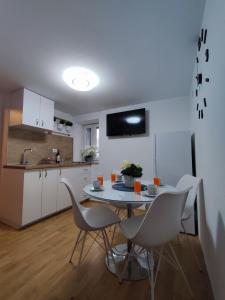Kuchyňa alebo kuchynka v ubytovaní STONE HOUSE Lovric