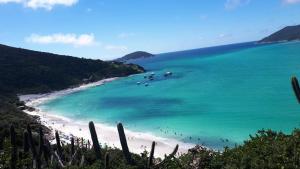 een uitzicht op een strand met mensen in het water bij Apart-Hotel Golden Lake 2 in Arraial do Cabo