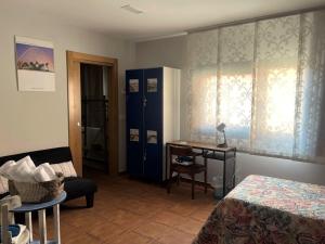 a room with a bed and a desk and a chair at B&B Puente de Órbigo in Hospital de Órbigo