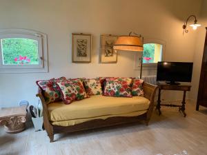 a living room with a couch and a television at VIGORSO 41 COUNTRY HOUSE in Budrio
