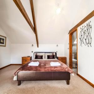 1 dormitorio con 1 cama grande en una habitación en Ta Mill Cottages & Lodges - Millers Cottage en Launceston