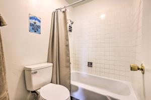 ディロンにあるSteps to Dillon Reservoir Mtn-View Condoのトイレと浴槽付きのバスルーム +20枚の写真