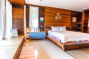 a bedroom with a bed and a wooden wall at Cookies Salad Resort in Salad Beach