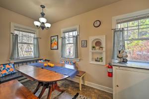 comedor con mesa de madera y 2 ventanas en Charming Missoula House Near Downtown and UM!, en Missoula