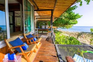 a porch with chairs and a view of the ocean at Cookies Salad Resort in Salad Beach