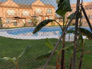 Bazén v ubytovaní Apartamento Residencial Al Andalus 117, La Barrosa, Chiclana, Incluye parking a unos metros del mar alebo v jeho blízkosti
