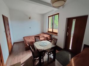 a small room with a table and a bed at Agroturystyka u Zbyszka in Tylmanowa