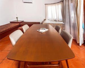 een eetkamer met een houten tafel en stoelen bij Fabiola Condo Hotel in Playa del Carmen +270 foto's