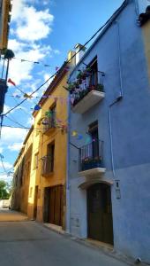 un edificio con 2 balcones en una calle en THE BLUE HOUSE OF COSTA BRAVA Leni's attic, en Castelló d'Empúries