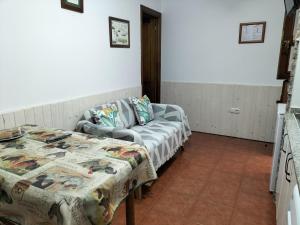 uma sala de estar com um sofá e uma mesa em V.V Casa Mones em Cangas de Onís