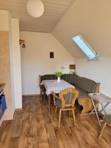 ein Wohnzimmer mit einem Tisch und einem Sofa in der Unterkunft Ferienwohnung "Lindenblick" in Gablenz