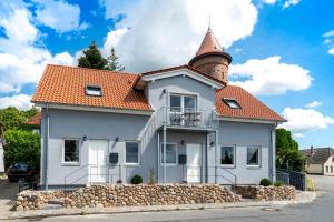een wit huis met een oranje dak bij Superior - a57363 in Bad Segeberg