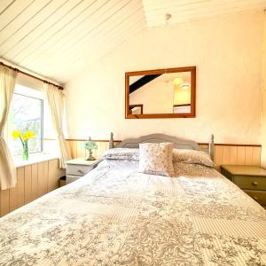 Un pat sau paturi într-o cameră la Ta Mill Cottages & Lodges - Smithy Cottage