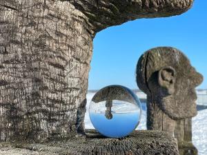 a mirror in front of a statue of a person at Urlaub nahe der Peene nähe der Ostsee in Rustow