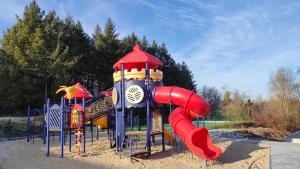 einen Spielplatz mit Rutsche in einem Park in der Unterkunft Verblijfpark Ardinam in Olloy-sur-Viroin
