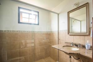 バーハ・デ・イビラケラにあるCasa na Barra de Ibiraqueraの洗面台、鏡、シャワー付きのバスルーム +37枚の写真