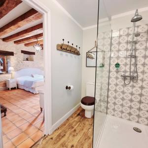 Saint-Crépin-et-CarlucetにあるLes Granges Hautesのバスルーム(シャワー、トイレ付)、ベッドルーム1室が備わります。